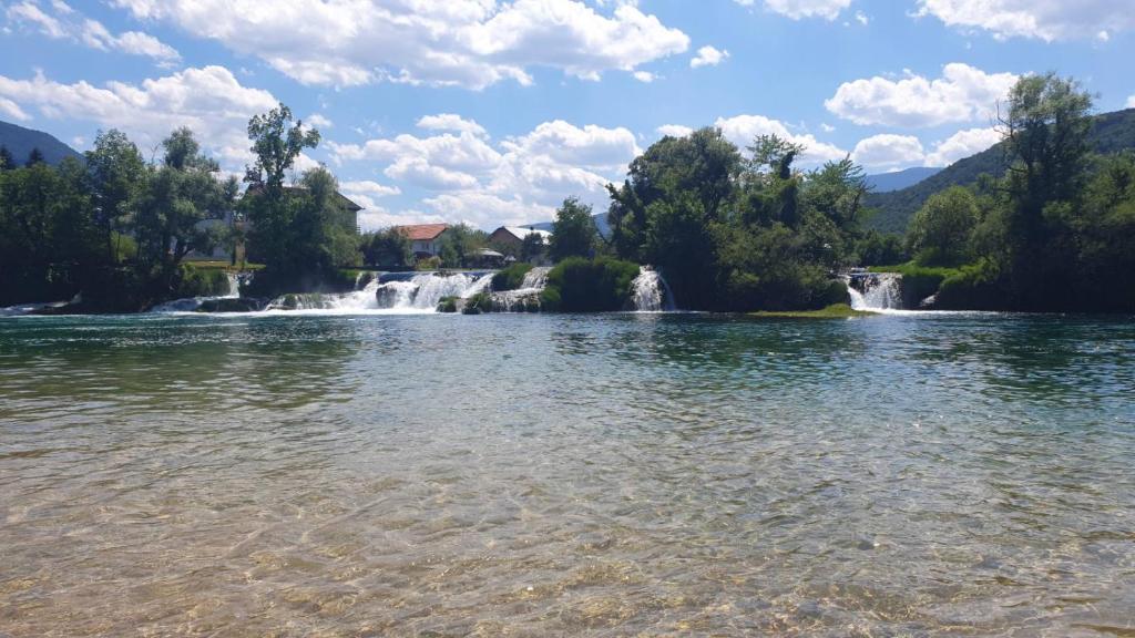 Un río con dos cascadas en el medio en Kuca za odmor Šušnjar, en Ripač