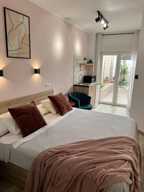 sypialnia z dużym łóżkiem i oknem w obiekcie Casa Durán Alicante w Alicante