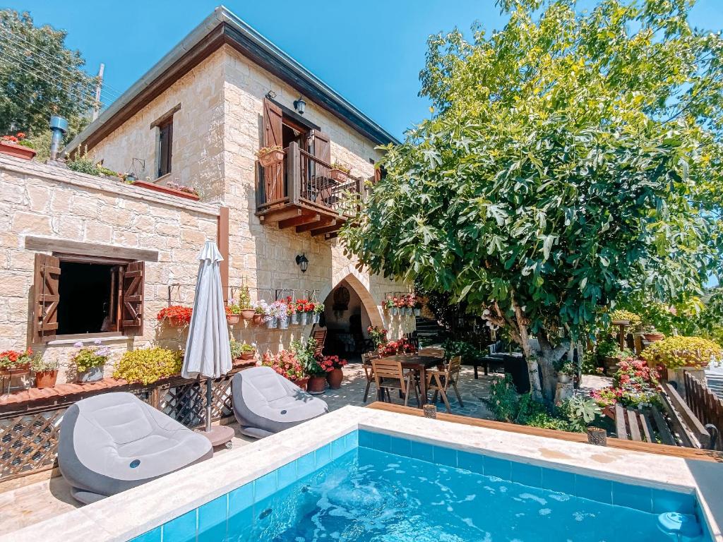 Bazén v ubytování Magdalous House nebo v jeho okolí