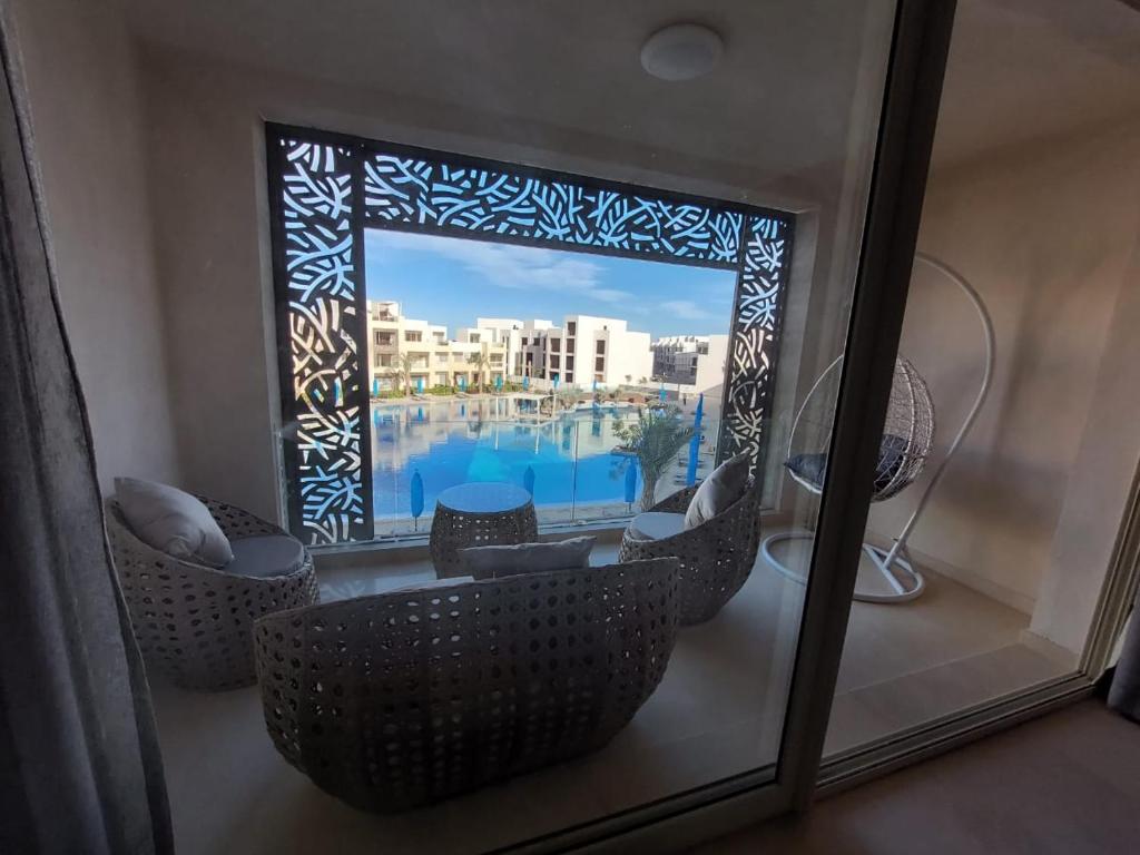Bazén v ubytování MCJ Luxury 2 Bedrooms Apartment nebo v jeho okolí