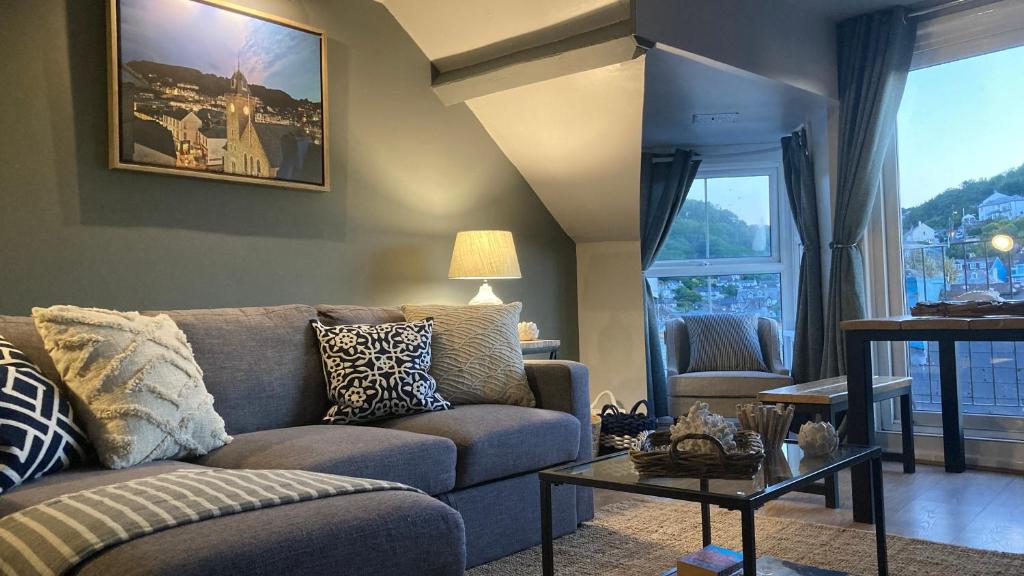 Зона вітальні в Looe with a View - Entire apartment with FREE allocated parking