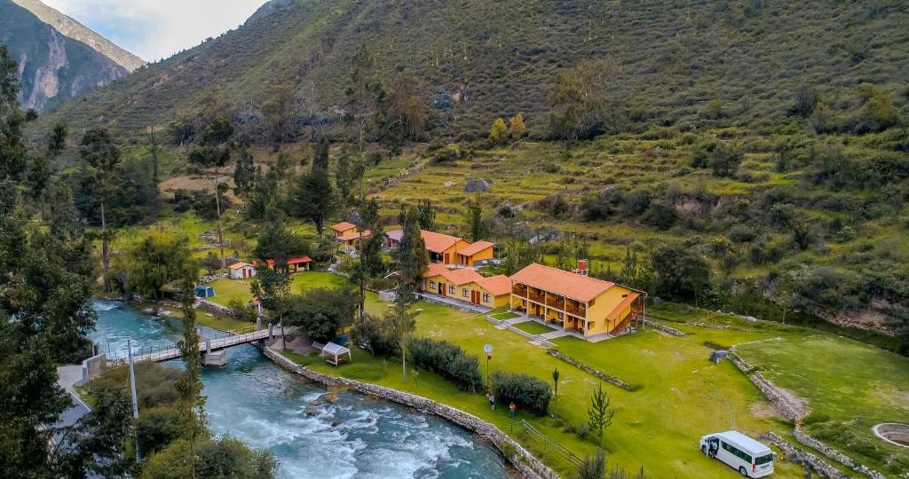 uma vista aérea de uma casa ao lado de um rio em Hotel Villarma em Alis