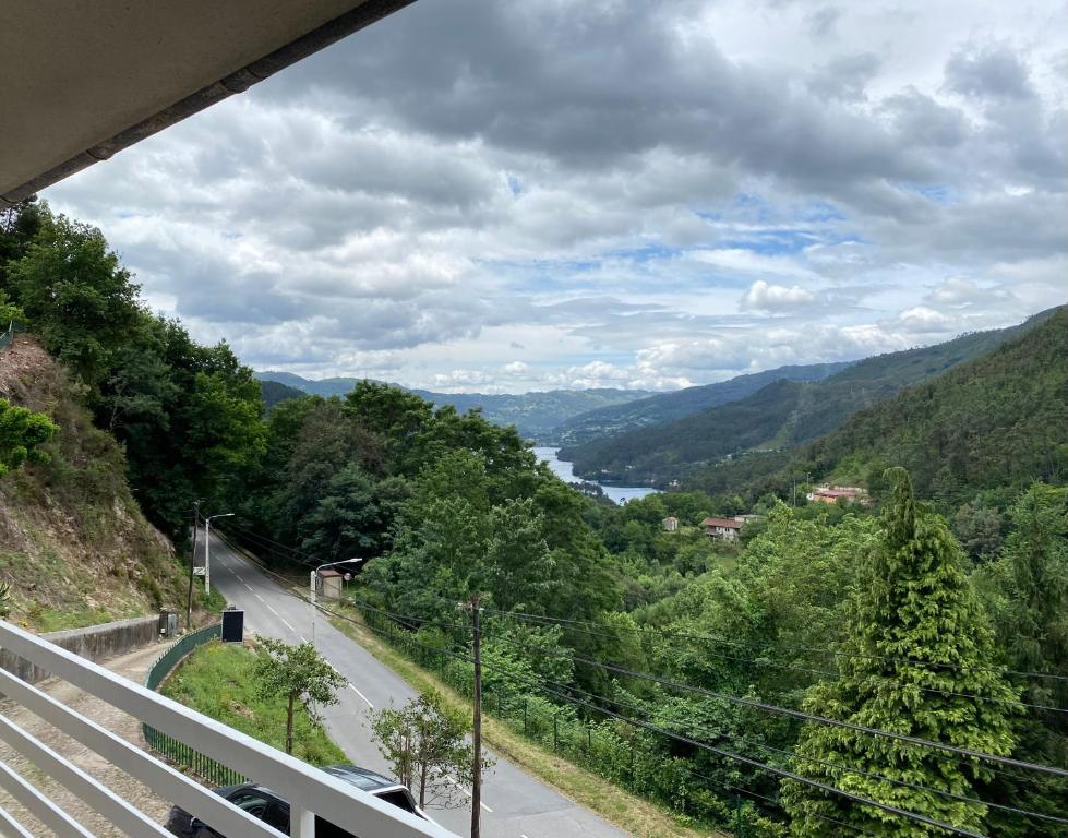 uma vista a partir de uma varanda de um vale com um rio em Gerês Distinto em Gerês