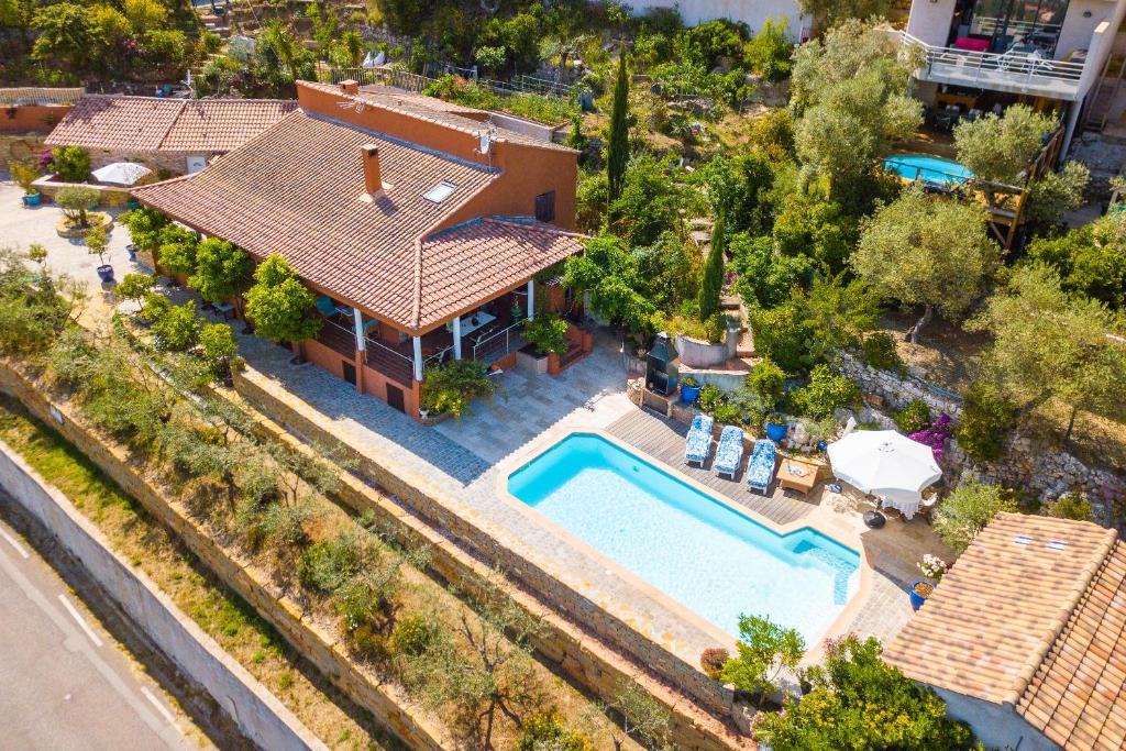 an aerial view of a house with a swimming pool at Studio de charme Le Rose, 20m2, dans propriété au calme avec piscine by Le mas de Louise et Sacha in Solliès-Toucas