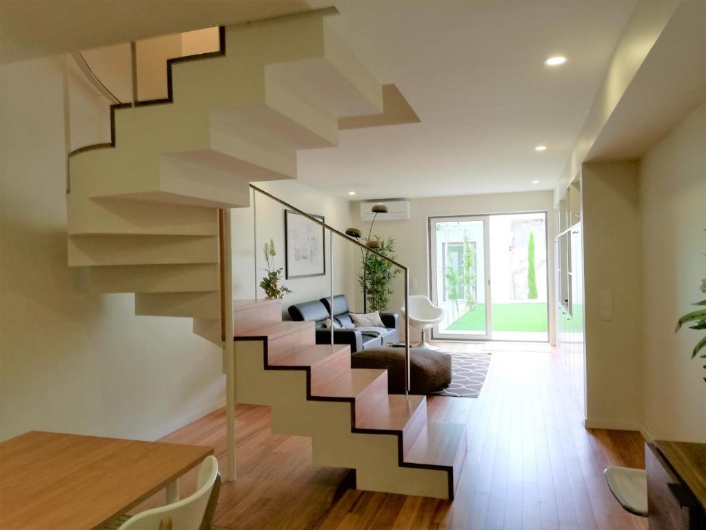 uma escada numa casa com uma sala de estar em Station House em Guimarães