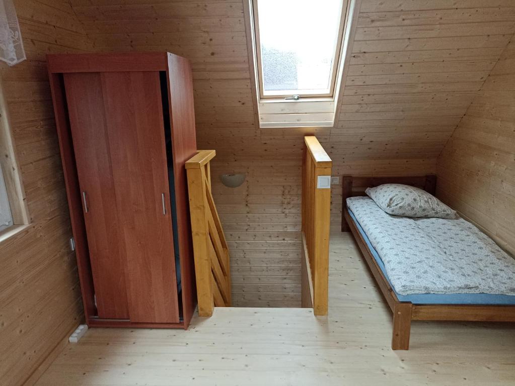 A bed or beds in a room at Domki z widokiem na morze u Jasia