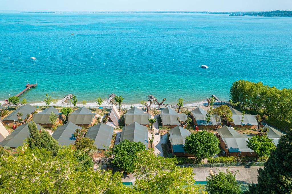 una vista aérea de un complejo y del océano en Camping Village Riva Blu en Padenghe sul Garda