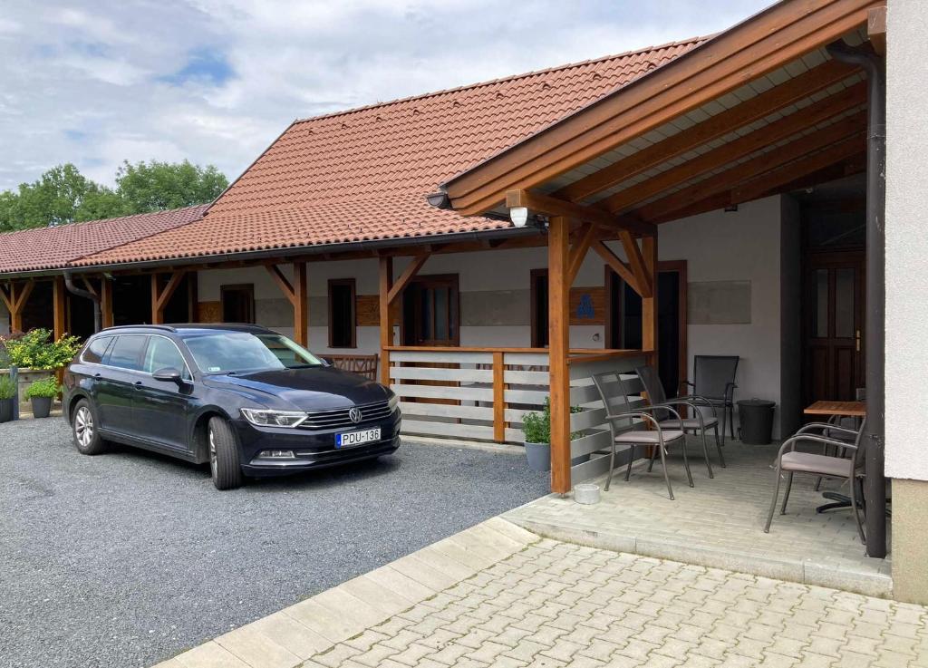 a car parked in front of a house at Toronyi Vendégház in Torony