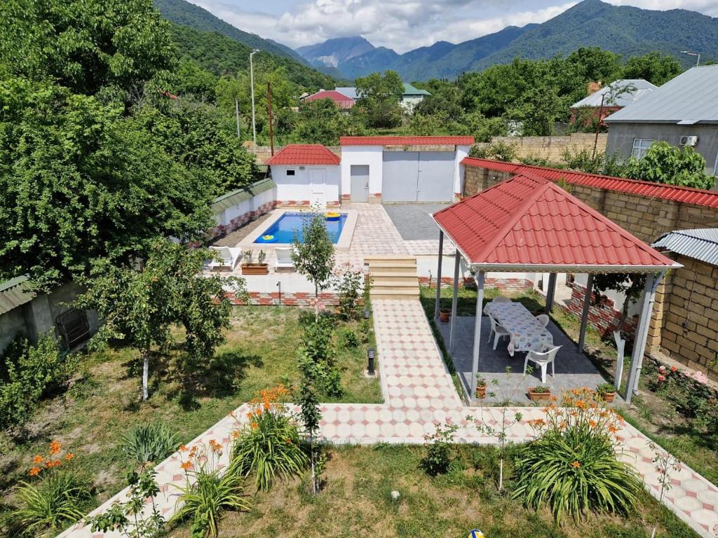 eine Luftansicht eines Hauses mit Pool in der Unterkunft Mountain Resort House in Qəbələ
