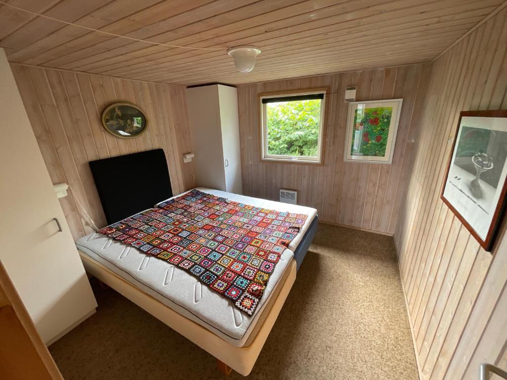 Postel nebo postele na pokoji v ubytování Ældre Sommerhus Max 4 voksne og 4 børn
