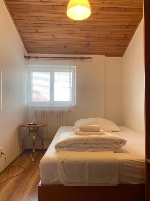 Postel nebo postele na pokoji v ubytování Gallery Hotel SIS