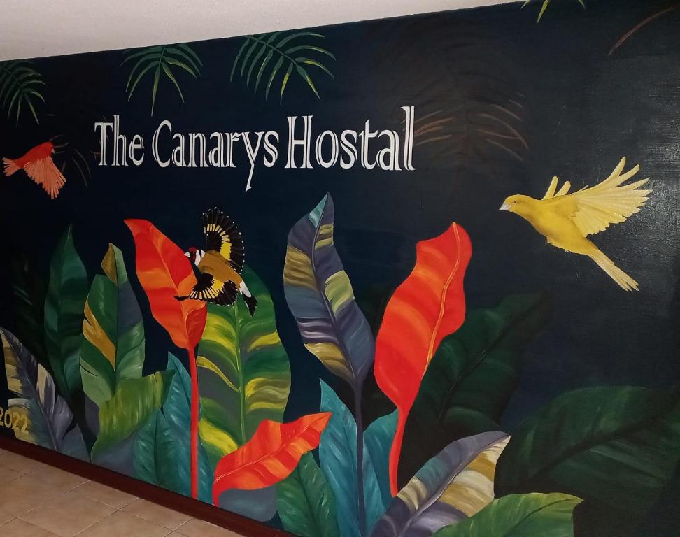 un mural del hospital carnívoro con aves y plantas en The Canarys Hostal, en Santa Rosa de Cabal