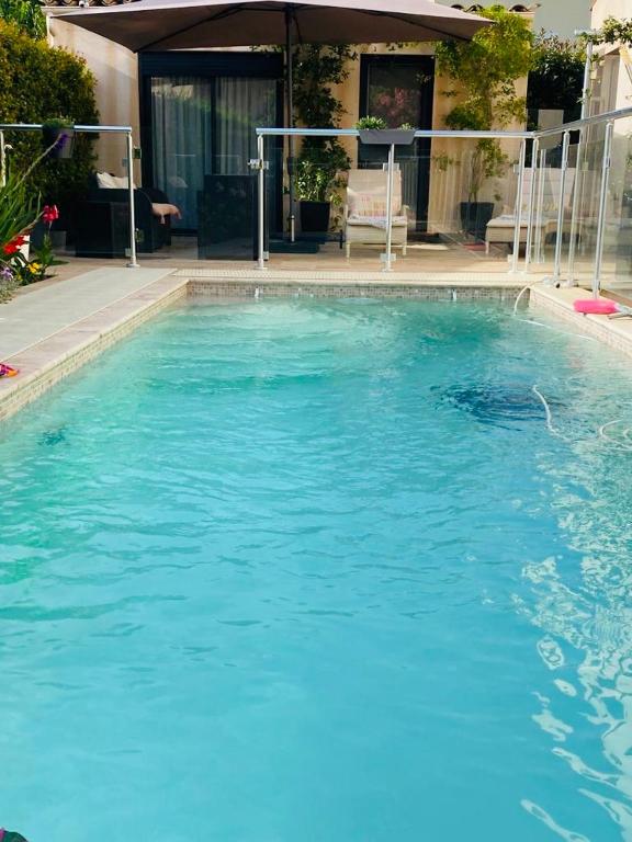 Basen w obiekcie Villa Elimia piscine privée & chauffée lub w pobliżu