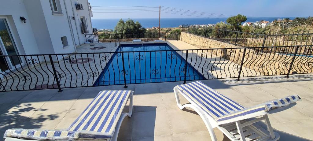 Výhled na bazén z ubytování Villa with Spectacular Sea Views, Private Pool, Gardens & Parking nebo okolí