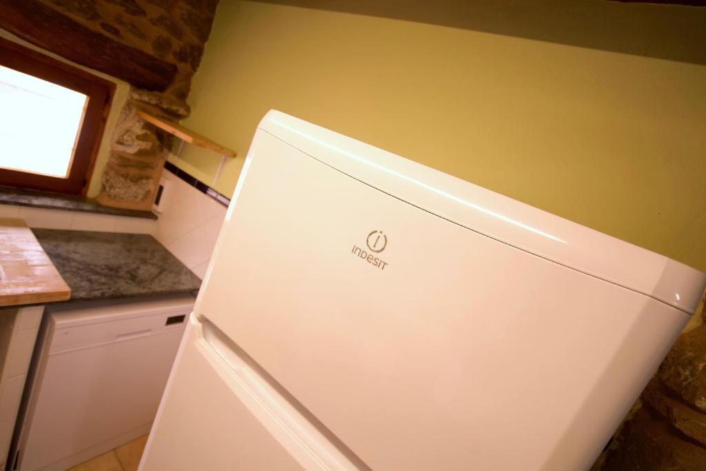 A kitchen or kitchenette at El Cau de Corcolilla (Villa Rural)