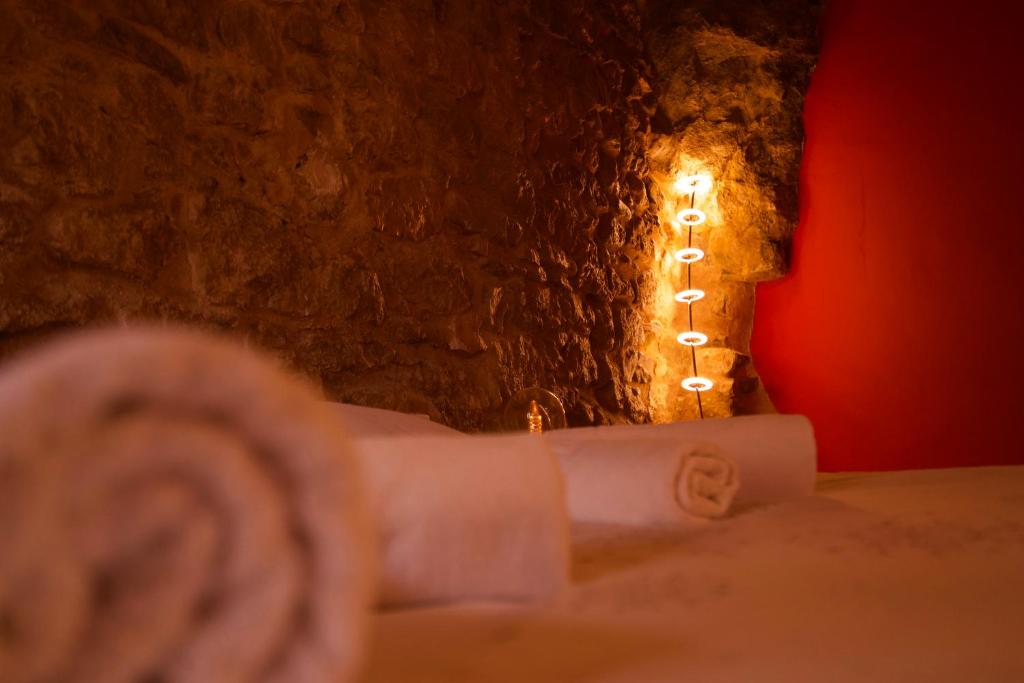 A bed or beds in a room at El Cau de Corcolilla (Villa Rural)