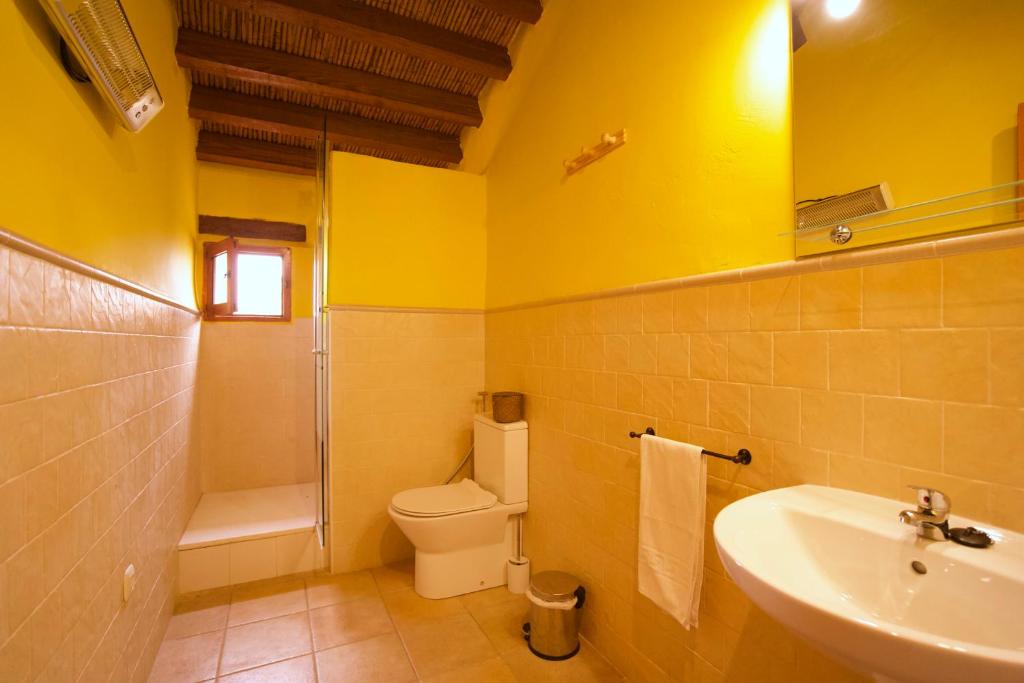 A bathroom at El Cau de Corcolilla (Villa Rural)