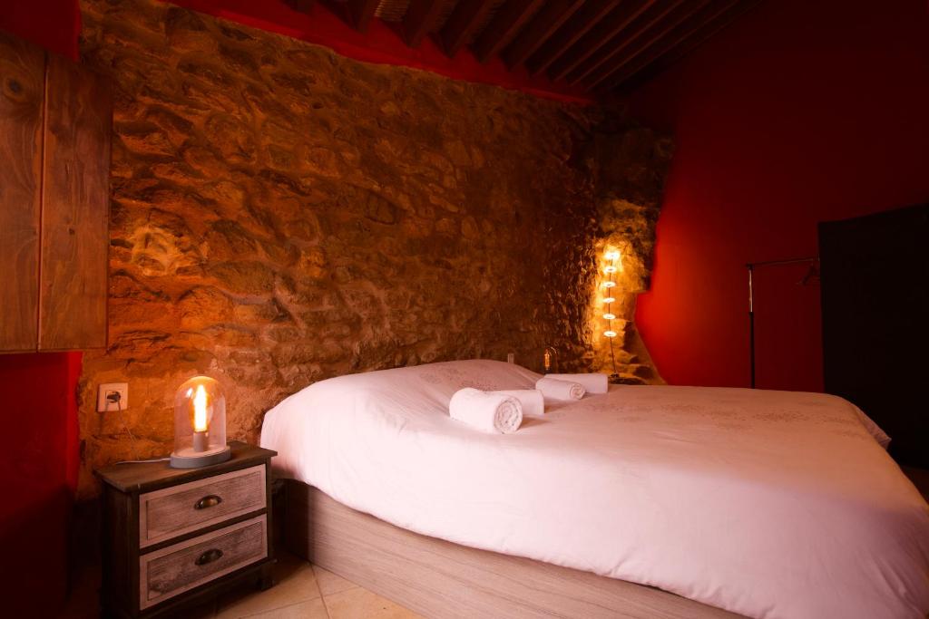 A bed or beds in a room at El Cau de Corcolilla (Villa Rural)