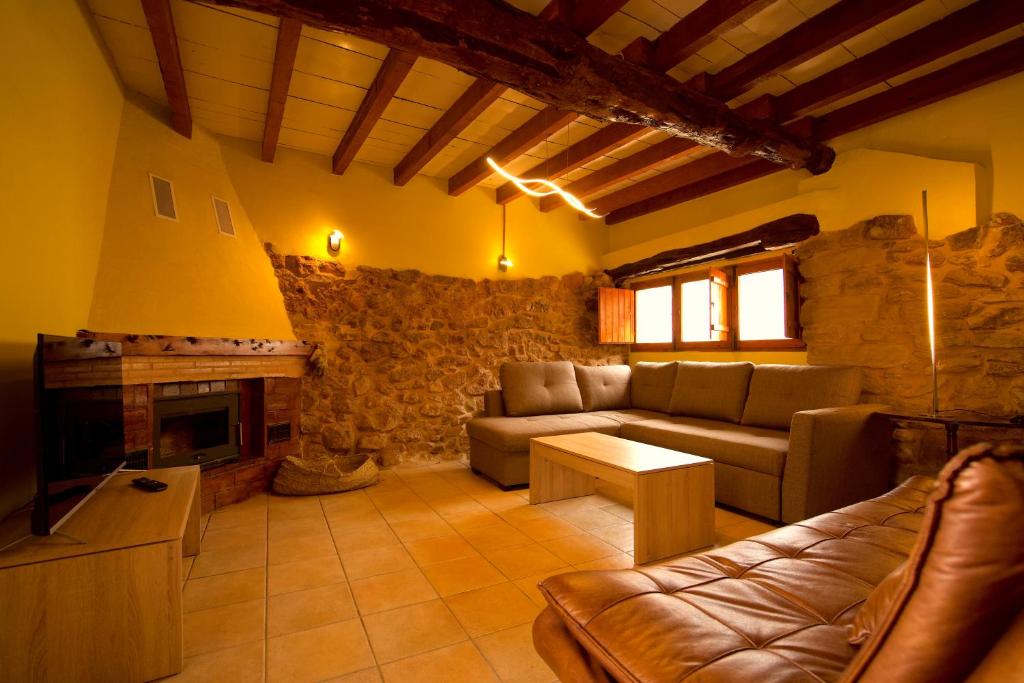A seating area at El Cau de Corcolilla (Villa Rural)