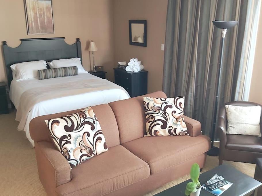 The Perfect Staycation - Blue Mountain Studio - Housity