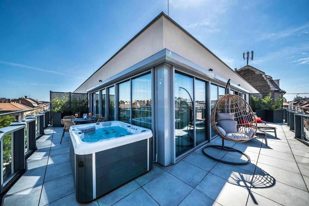 Bazén v ubytování Up Hotel Budapest nebo v jeho okolí