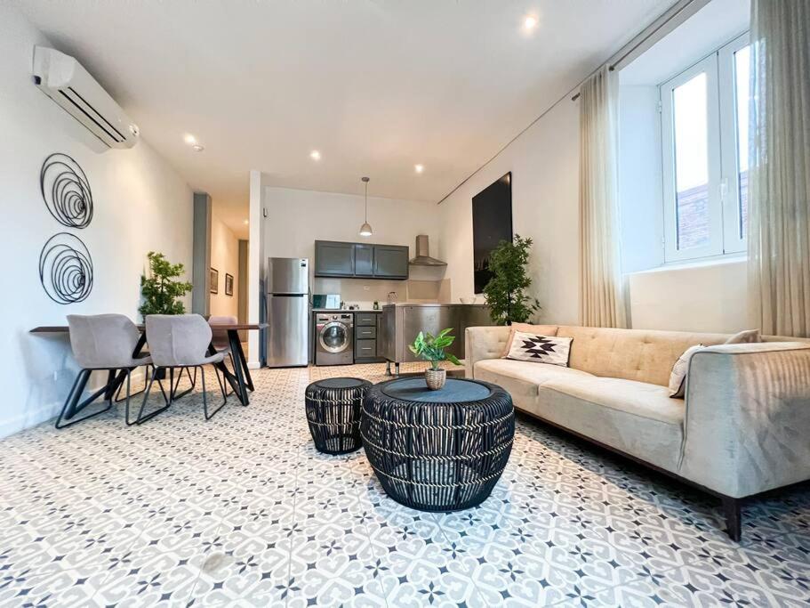 ein Wohnzimmer mit Sofa und Tisch in der Unterkunft Apartamento en el Corazón de Casco Viejo Panamá 13 in Panama-Stadt