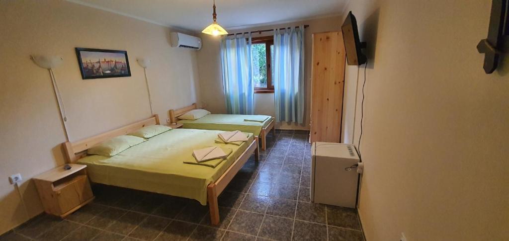 1 dormitorio con 2 camas en una habitación en Villas Chinara en Kranevo