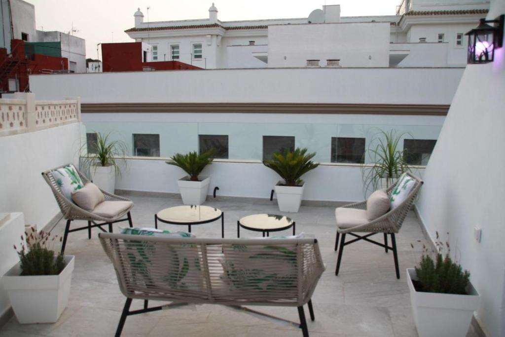un patio avec des chaises et des tables dans un bâtiment dans l'établissement Luz, aire y mar Grupo AC Gestion, à Cadix