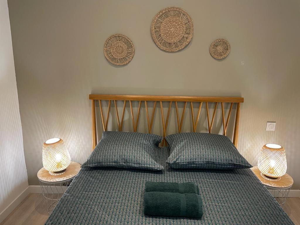 - une chambre dotée d'un lit avec un oreiller vert dans l'établissement La Suite du Castillet, à Perpignan