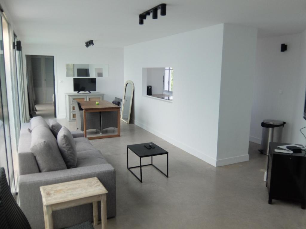 TV a/nebo společenská místnost v ubytování Superbe appartement proche des plages avec parking gratuit