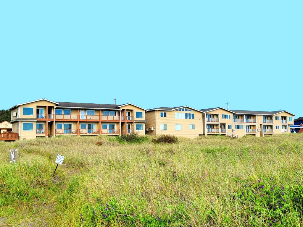 una fila de edificios de apartamentos en un campo de césped en Moonstone Beach Motel, en Moclips