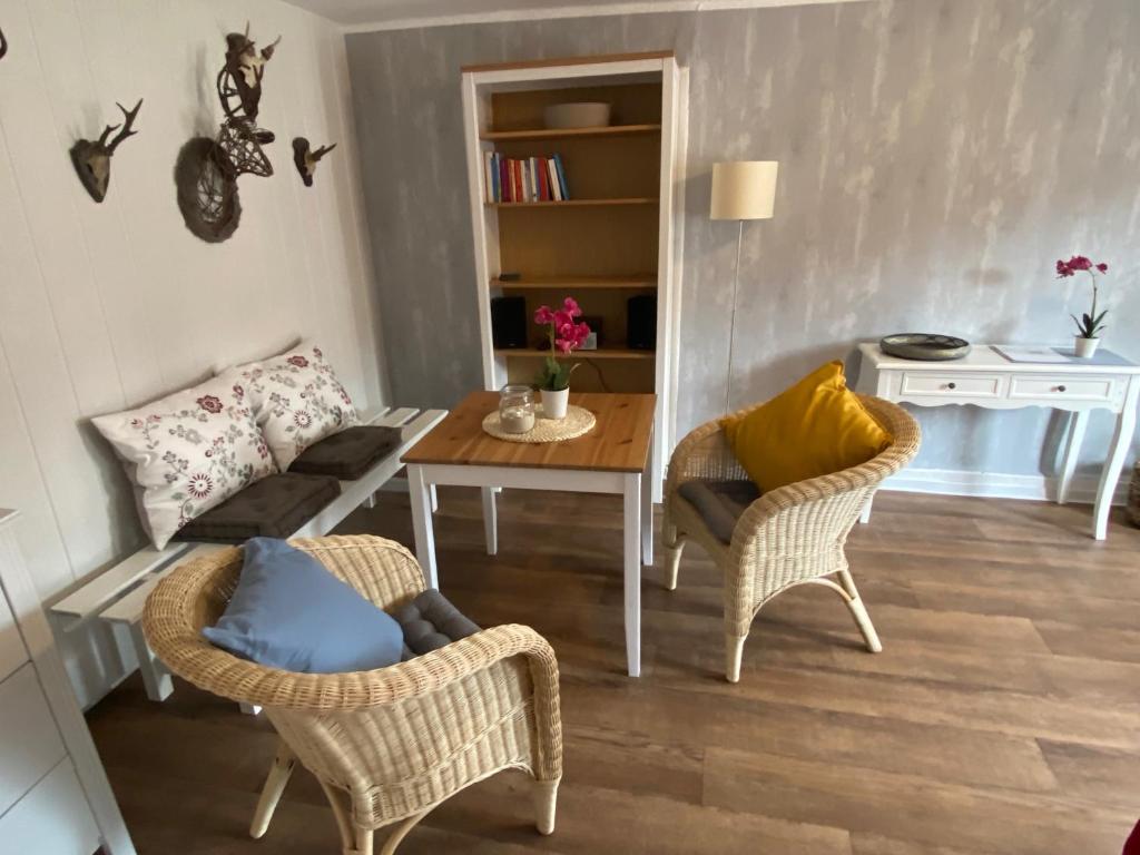 een woonkamer met een bank en een tafel en stoelen bij Ferienwohnung Matilde in Bad Grund