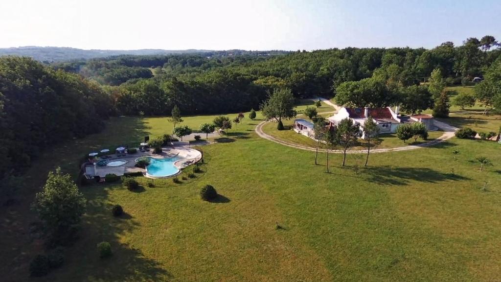 una vista aérea de una finca con piscina en La Clairière - écolieu de vacances, en Lamothe-Fénelon