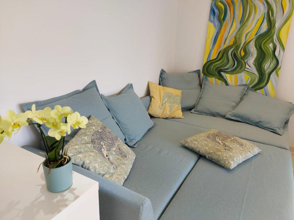 Posezení v ubytování NIDO DEL AMOR deluxe 1a linéa Terraza Indoorpool Wifi Aire Netflix 10 metros a Cala del Pino