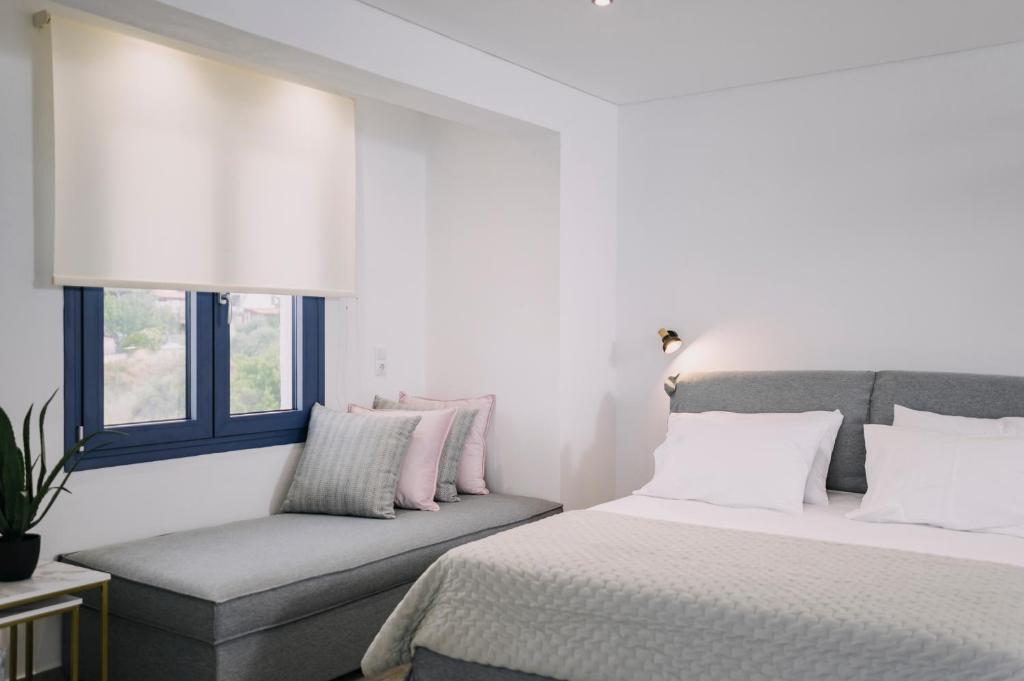 Postel nebo postele na pokoji v ubytování BLUE STONE Luxury Suites