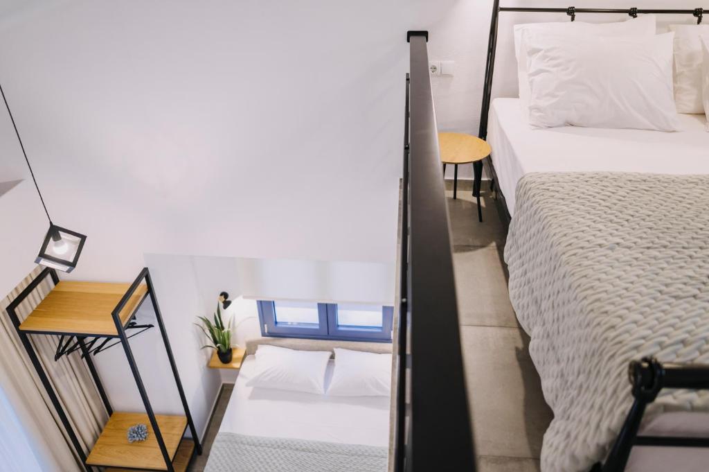 Postel nebo postele na pokoji v ubytování BLUE STONE Luxury Suites