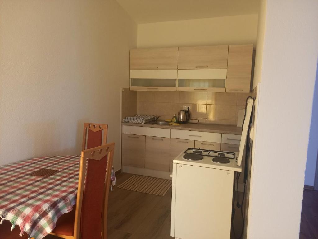 A cozinha ou cozinha compacta de Apartman EDINA