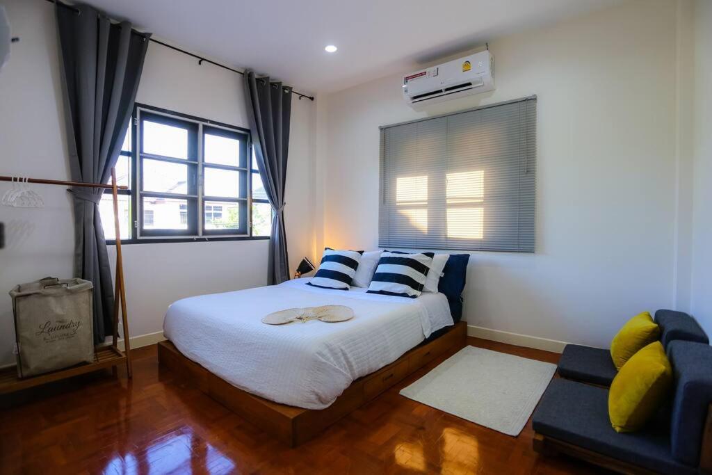- une chambre avec un grand lit et un canapé dans l'établissement Cozy hug home, à Ban Phak Wan Noi