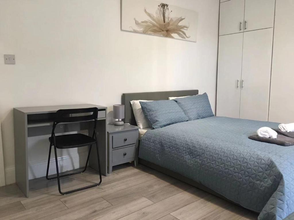 London Road Flats - Free WIFI, washing machine, smart TV, easy access to A50 - Deluxe Apartment