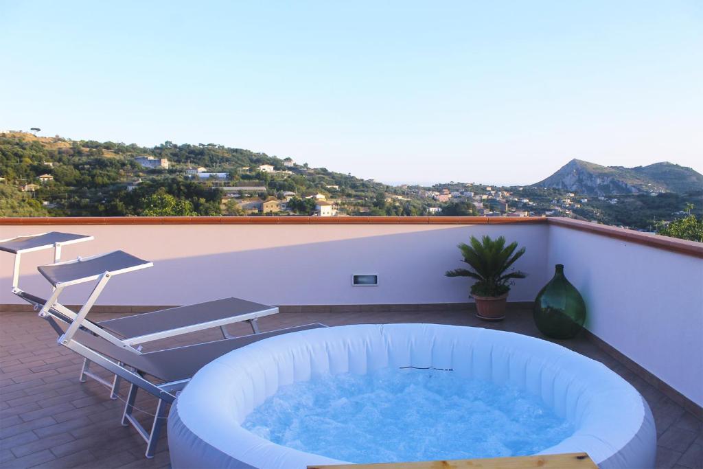 Nespecifikovaný výhled na hory nebo výhled na hory při pohledu z prázdninového domu