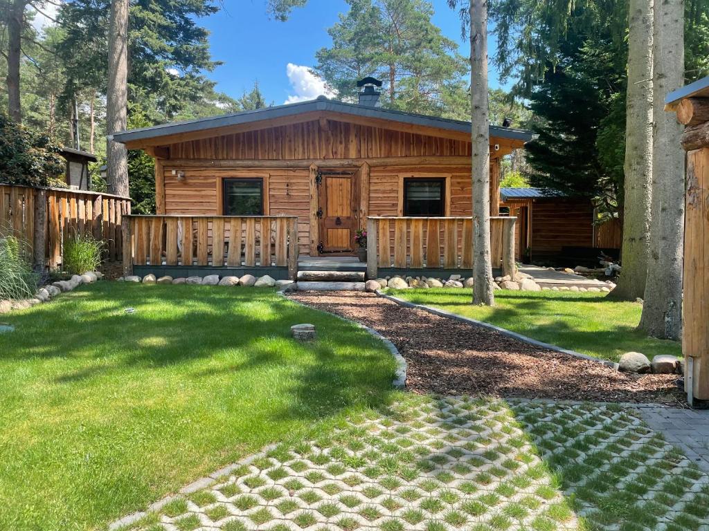 una cabaña de madera en el bosque con un patio en Haus Brunhilde en Plodda