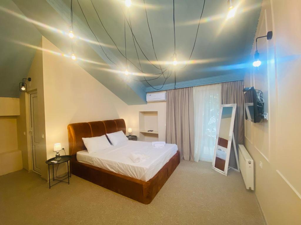 Postel nebo postele na pokoji v ubytování Mose art Hotel