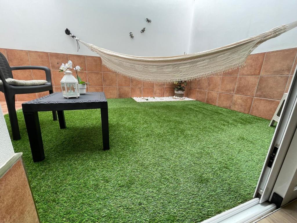 Pokój ze stołem i zielonym dywanem w obiekcie B-Rent Digital apartment Zen wifi free w Corralejo