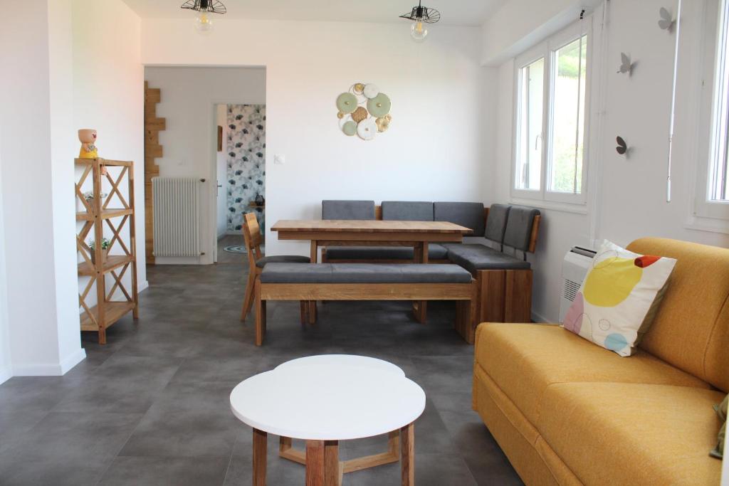 sala de estar con sofá y mesa en A L'orée des vignes, superbe logement de 80 m2, en Wangen