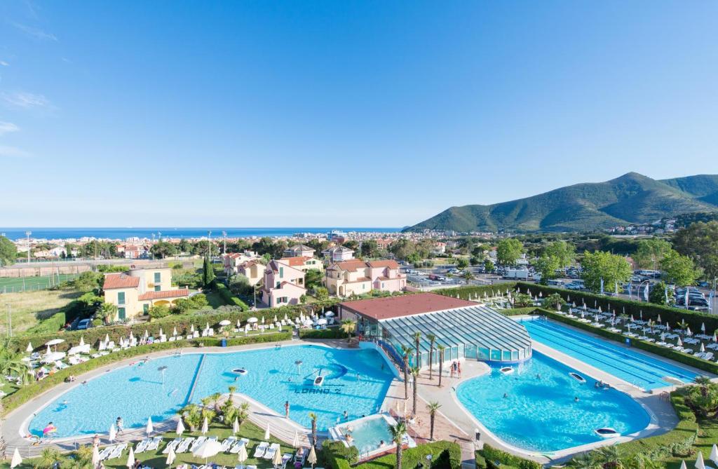 una vista aérea de una piscina en un complejo en Loano 2 Village en Loano