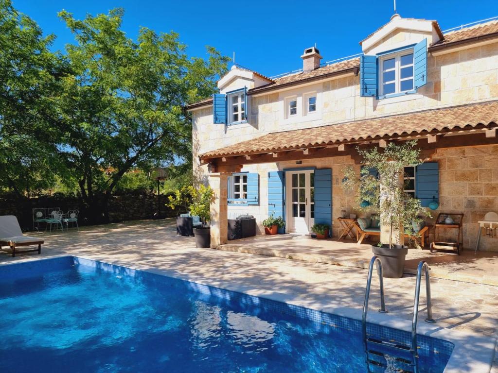 une villa avec une piscine en face d'une maison dans l'établissement Villa Mare, à Sveti Petar