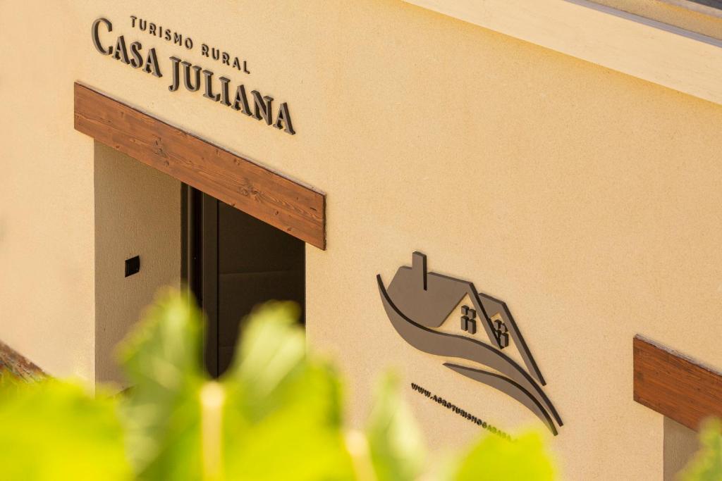 um edifício com um cartaz que diz "casa juliana" em Casa Juliana Turismo em Gabasa