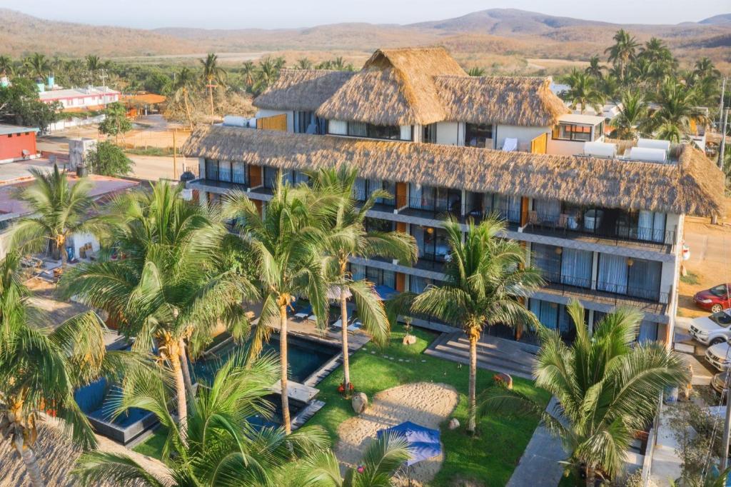 una vista aérea del complejo con palmeras en Casa Tilmacalli Hotel Boutique, en Pérula