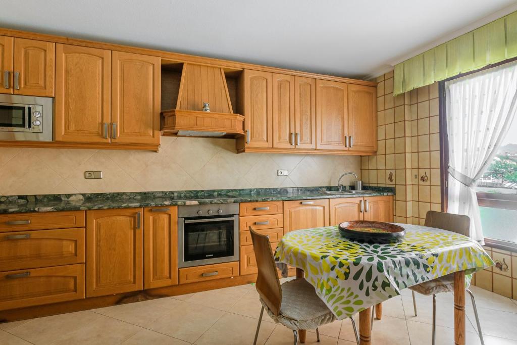 Kuchnia lub aneks kuchenny w obiekcie Villa Cecilia - Casa marinera con piscina y jardín