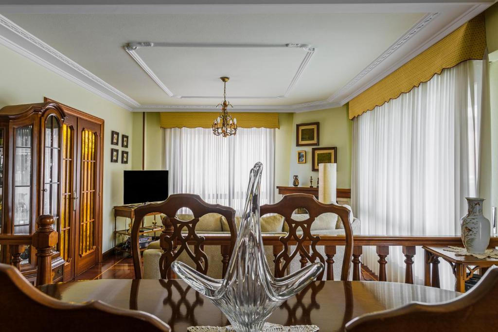 Telewizja i/lub zestaw kina domowego w obiekcie Villa Cecilia - Casa marinera con piscina y jardín